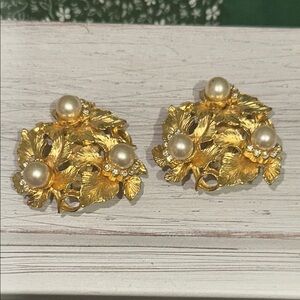 VINTAGE SIGNED CRAFT - GOLD TONE RHINESTONE PEARL CLIP EARRINGS